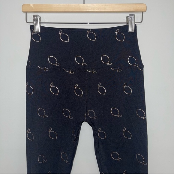 Beyond Yoga Leggings Women's Size‎ Small Black Rose Gold Lemon Print Crop Capri - Picture 3 of 6